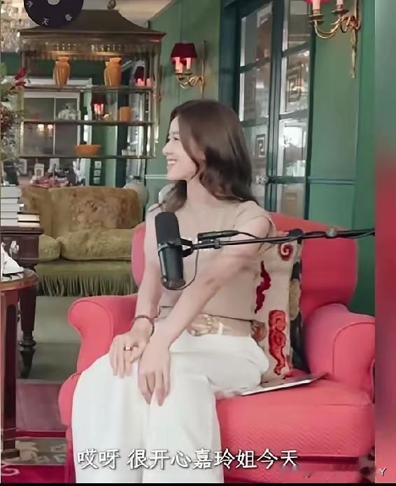 也就刘嘉玲脾气好，不然章泽天第一次采访就翻车咯！刘嘉玲说自己爱在家请客，话