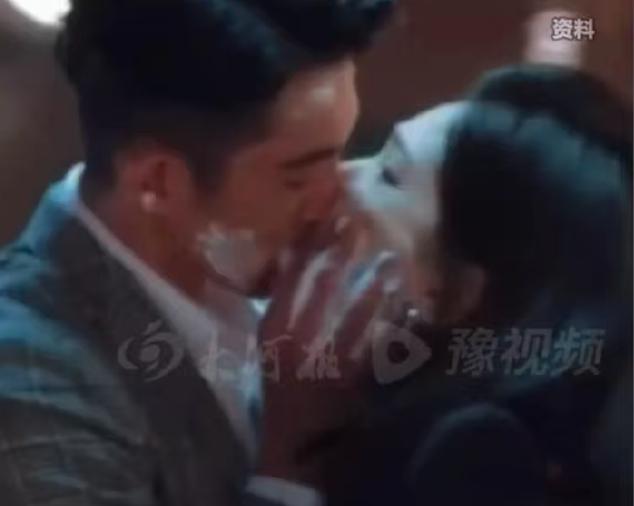 河北，已婚男子上班时跟前凸后翘的女同事眉来眼去，下班后带着女子直奔酒店去开房，激