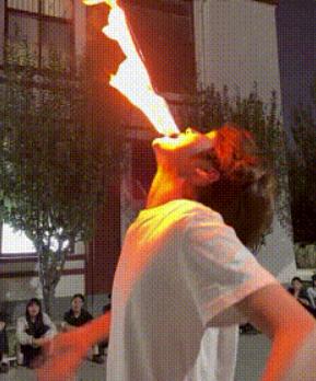 “上人民日报了！”河南郑州某高校一名大一男生跟同学说，自己会川剧吐火。周围人没当