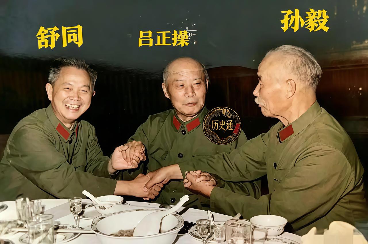上世纪八十年代，一张老照片流传开来。三位身着绿军装的老者围坐在餐桌旁，双手交叠紧