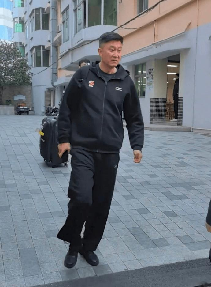 博主分享广东男篮出发图集: 徐杰跟队, 杜润旺&张皓嘉未随队