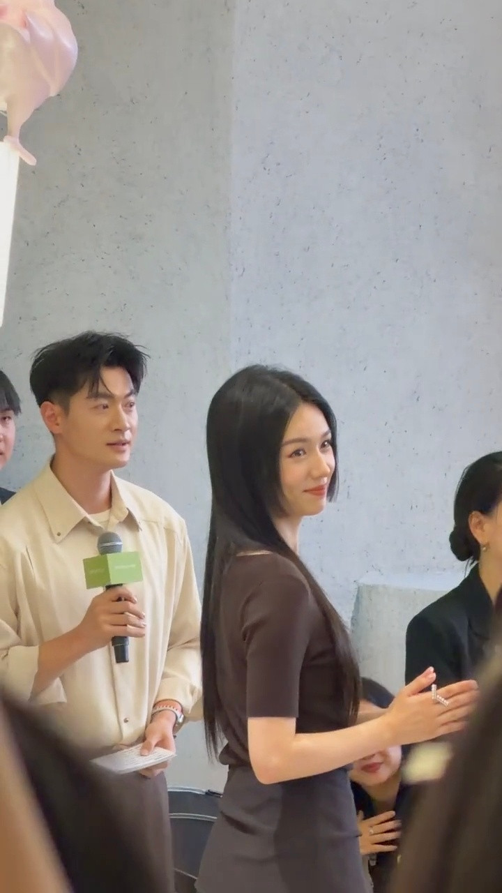 也子完全女神降临！！公主切造型好特别啊周也公主切黑长直造型