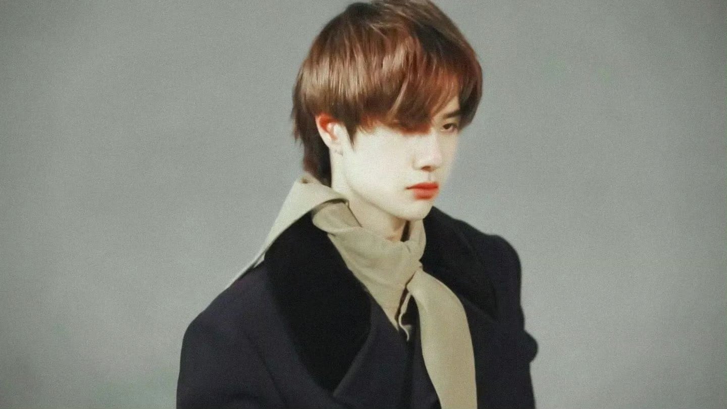 ——－——💐——－💐——－——💐——－——💐王一博复古大衣配柔棕领结，