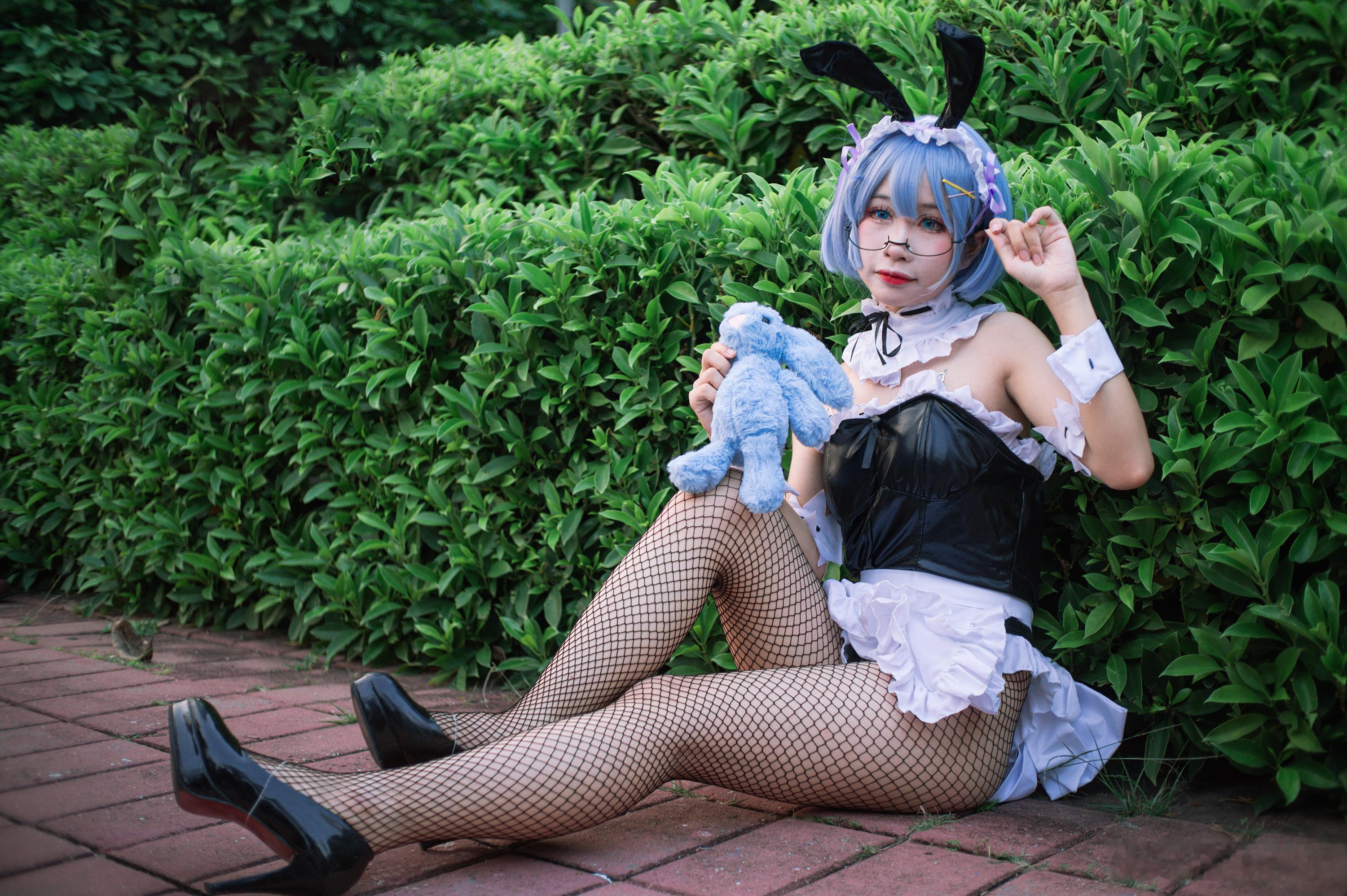 漫展人像cosplay夏末的草丛边藏着一只出逃的兔耳女仆🐰『从零开始的