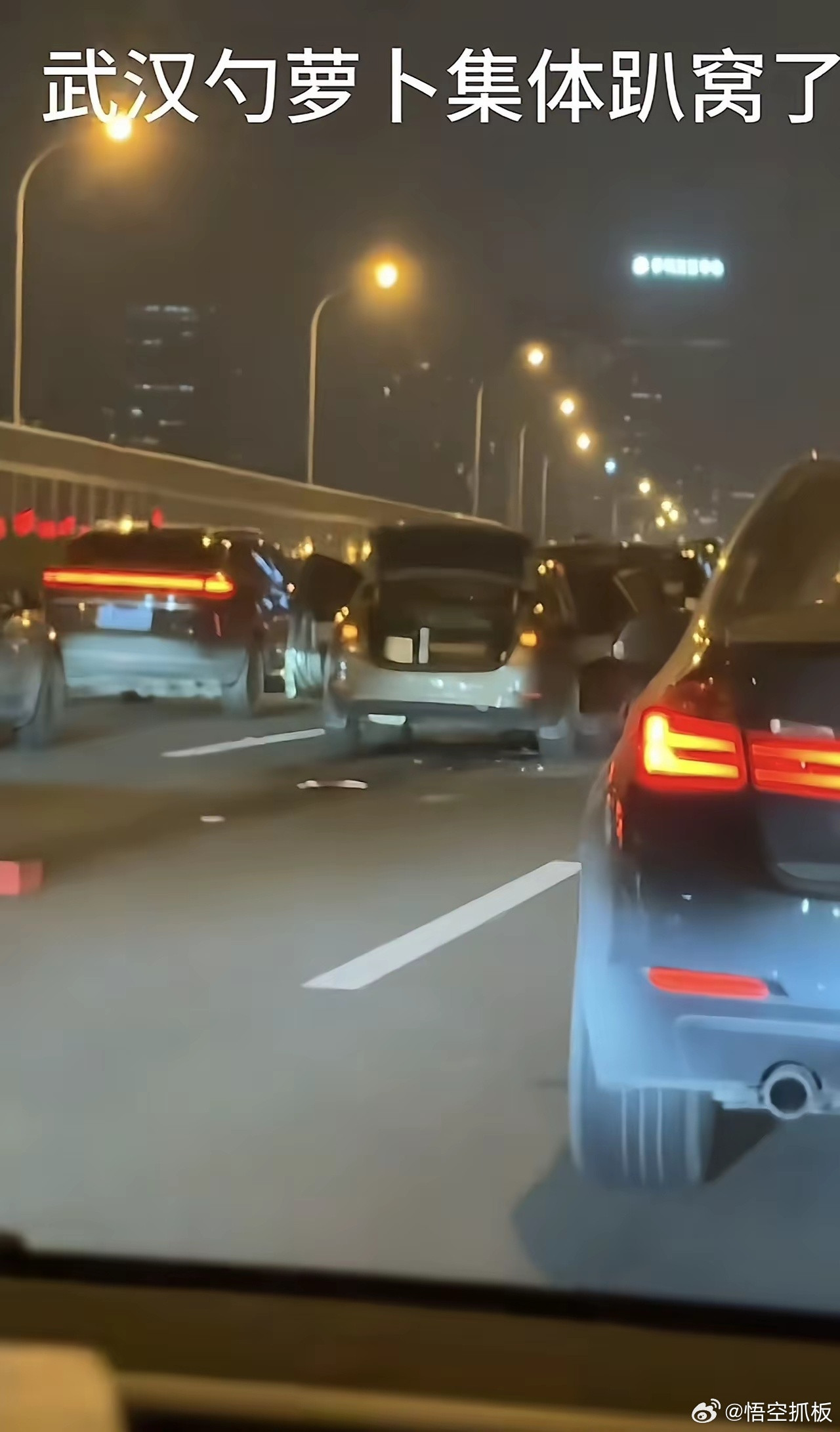 萝卜快跑的创始人今晚要失眠了，不是因为生意不好，而是3月31日晚，武汉上百辆萝卜