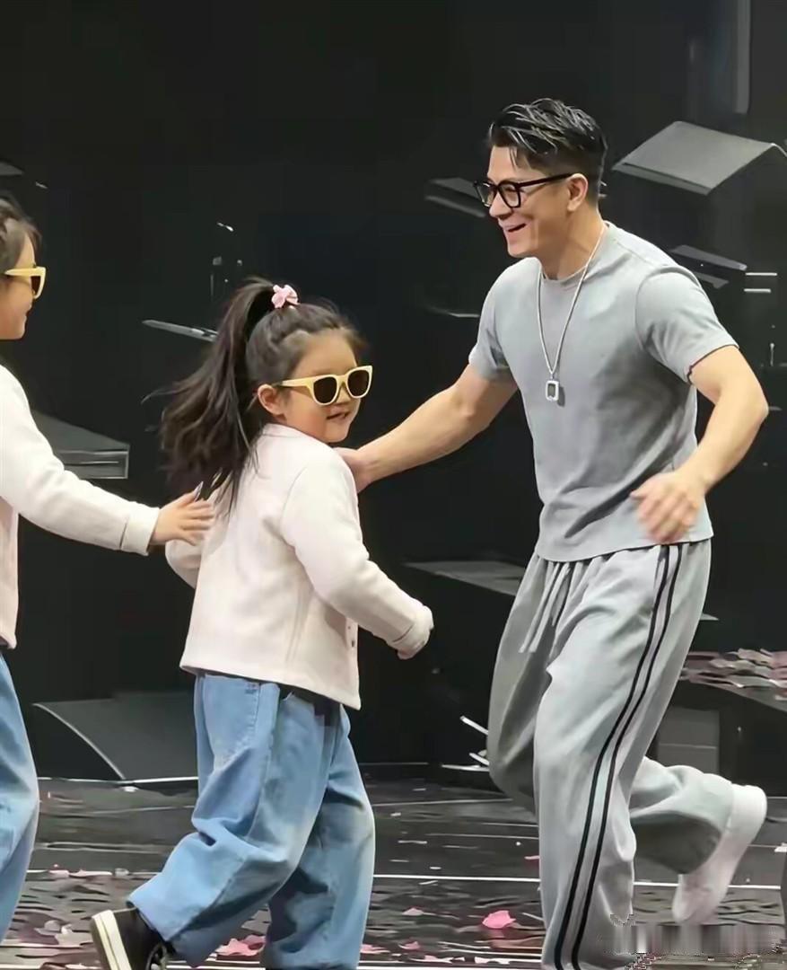 60岁郭富城开演唱会，带女儿一起上台。小姑娘一点儿不怯场，眉眼和方媛简直一模一样。​