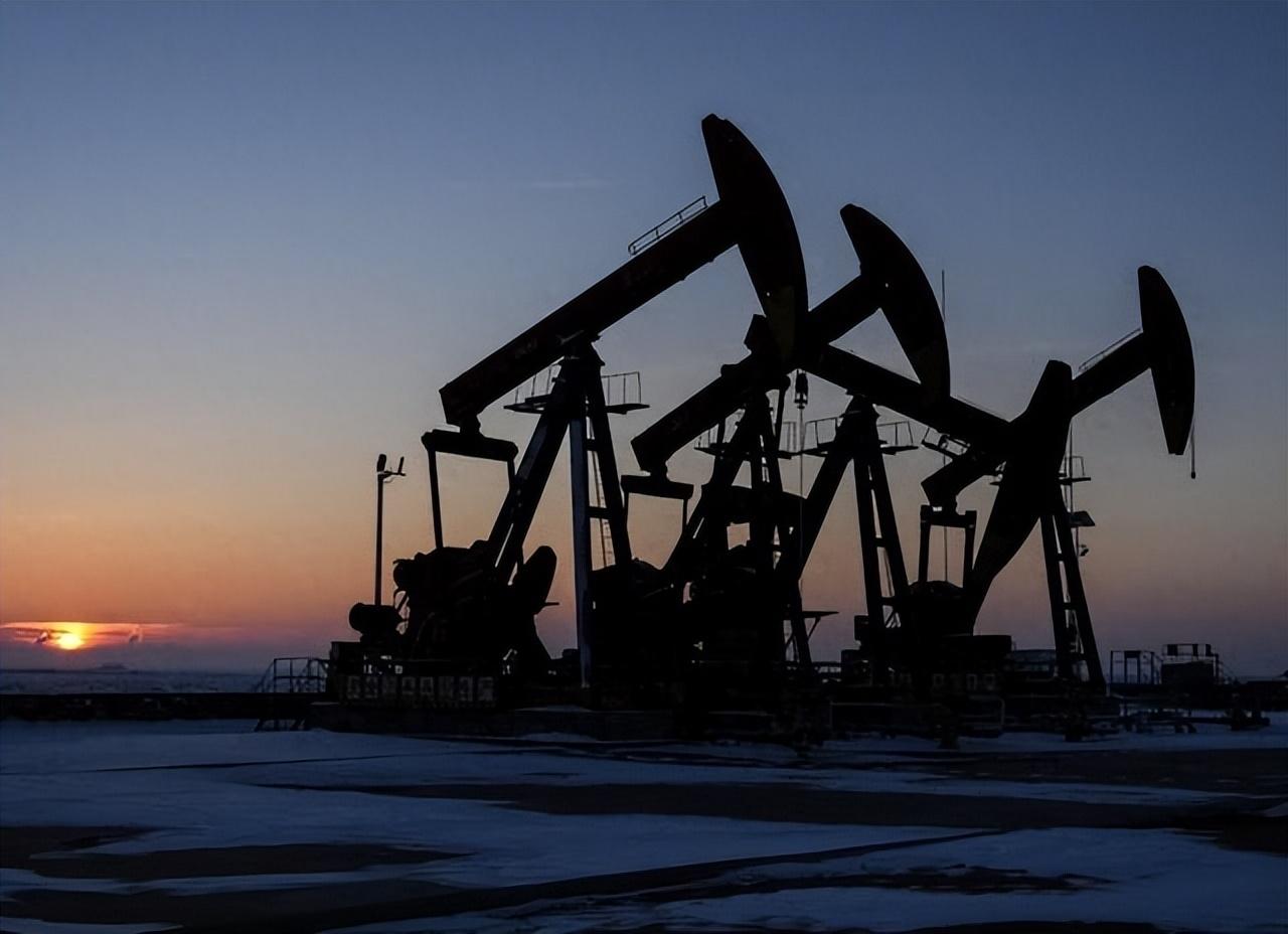 油价炸了！美国一边狂赚一边哭，背后全是猫腻谁能想到，油价一涨，美国竟陷入两难