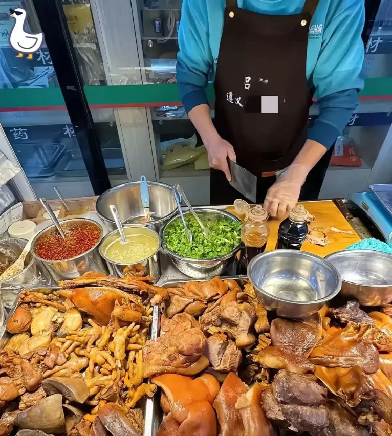 一个很有趣的现象，猪头肉，猪下货，猪肉涨的时候跟着涨，说是成本高了，这个我们相信