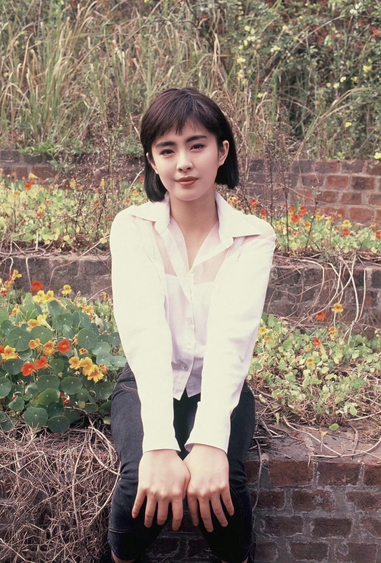 1988年，21岁的王祖贤，在电影《惊魂记》片场，她短发造型的样子。王祖贤长