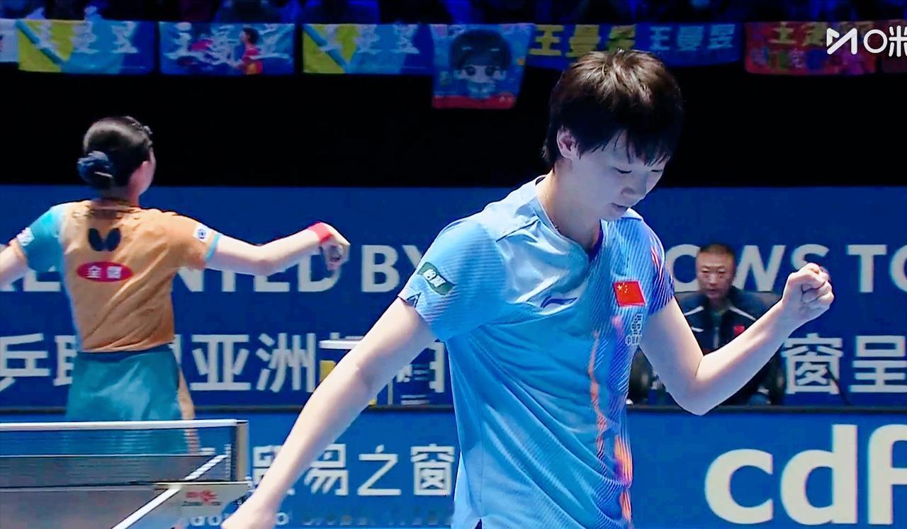 吓人！王曼昱14:12拿下第三局。前两局两人打成了1:1平，第三局，张