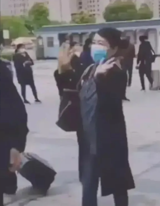 昨天发了熊磊支持大娘第一次见到姚策的反应，有些不知所措，没有第一时间拉姚策的手，