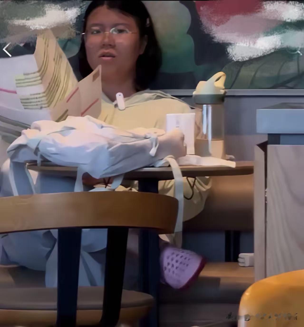 “还没考上就这么嚣张，考上了那还得了？”一备考女生在星巴克零消费占座，撑伞划地盘