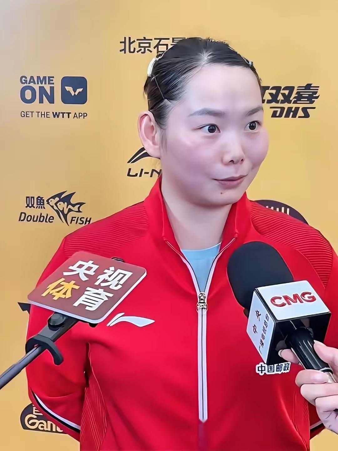 何卓佳赢下队友王晓彤，赛后采访时，她非常真诚的说，今天打的不是很好，因为过程