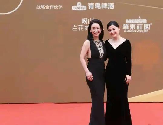 两位实力派美女，78年出生辽宁的秦海璐和75年出生江苏南京的梅婷同穿黑色长款礼服