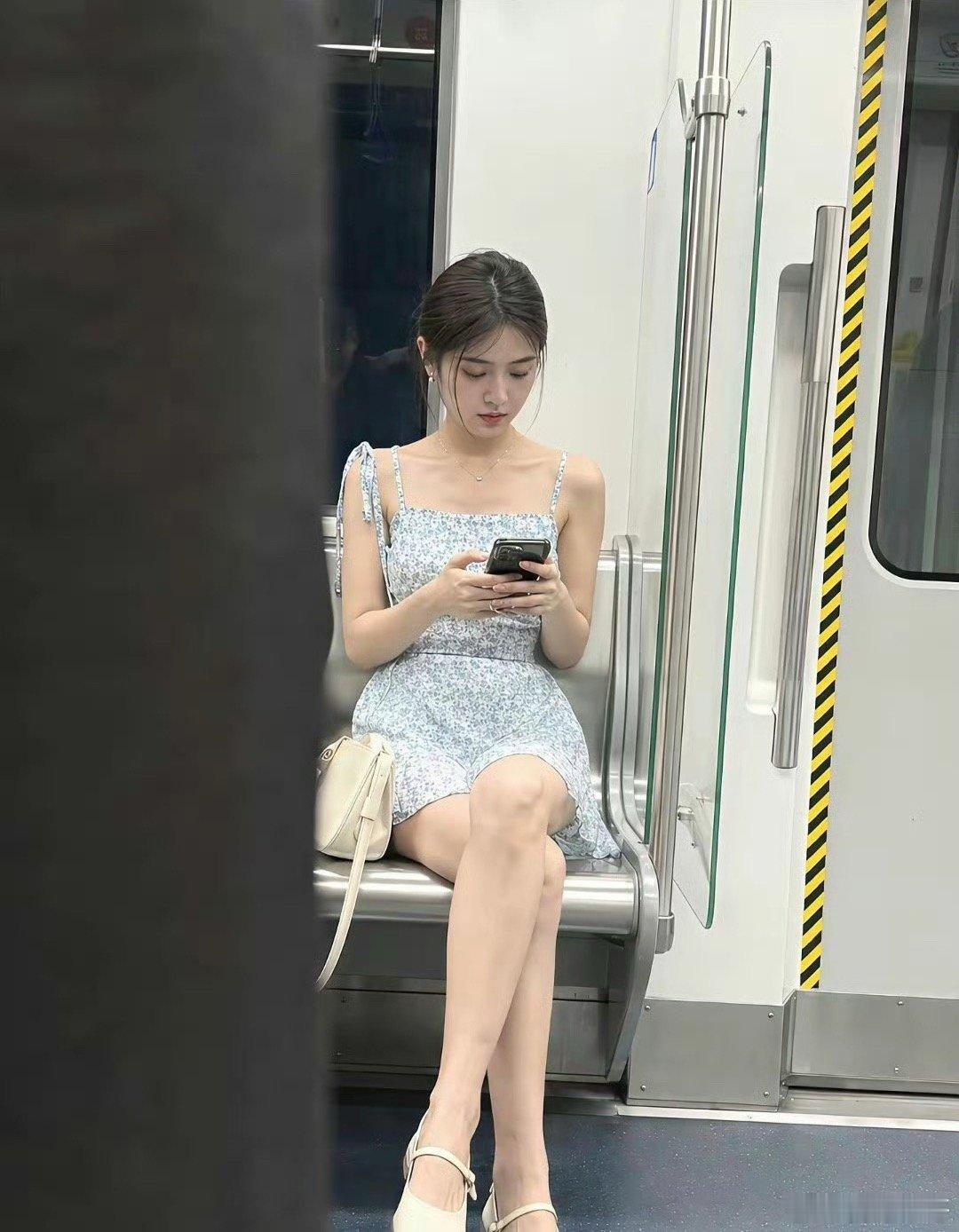 兄弟们看看是不是地铁上最漂亮的女生。