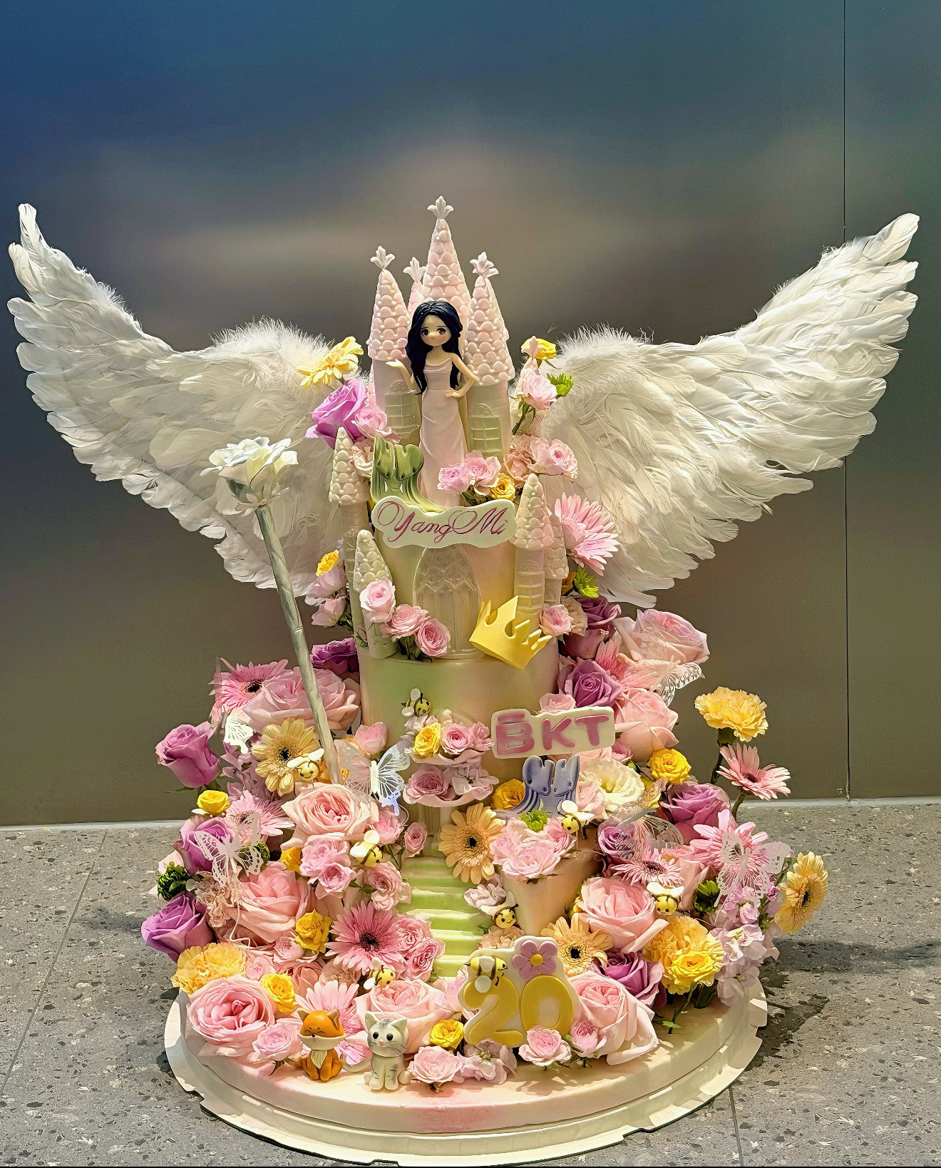 BKT给杨幂送的花和蛋糕