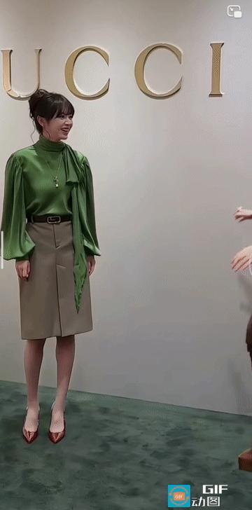 田曦薇参加品牌活动，网友却对这后来出现的不知名女性展开了热烈讨论。我发现好多