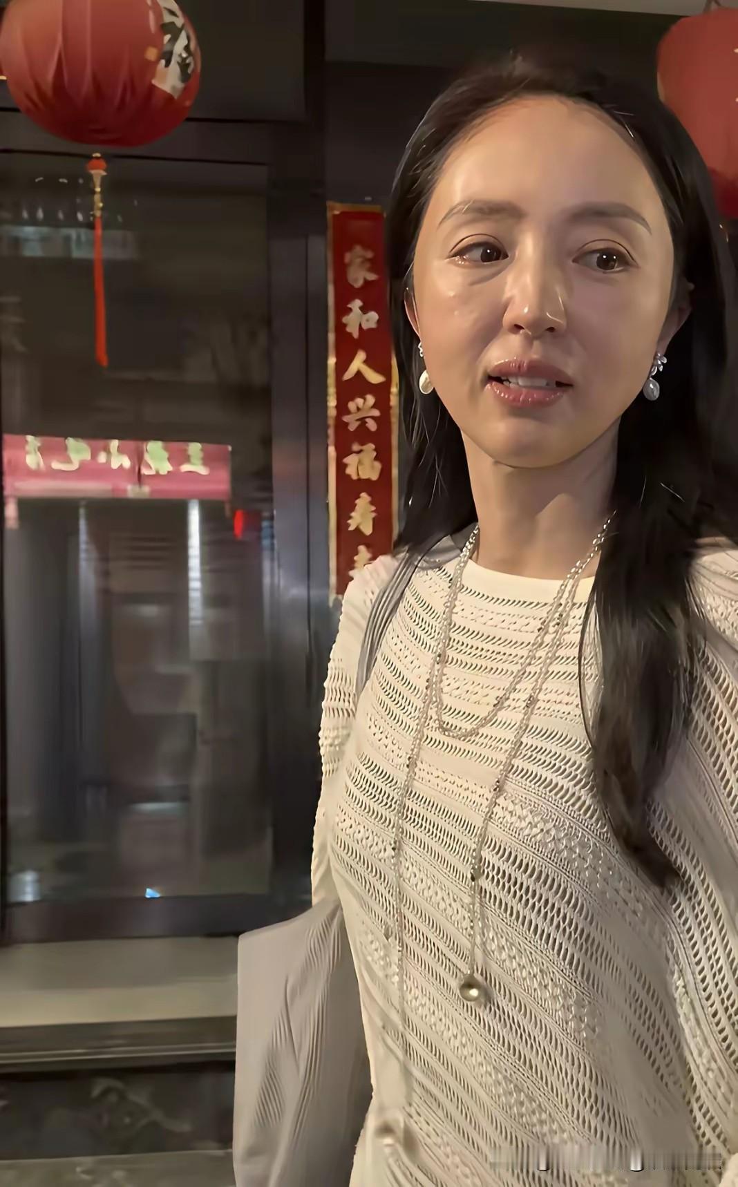 走在街上突然眼前一亮！迎面过来一个人，看着特别眼熟。没有红毯盛装，就是普普通通