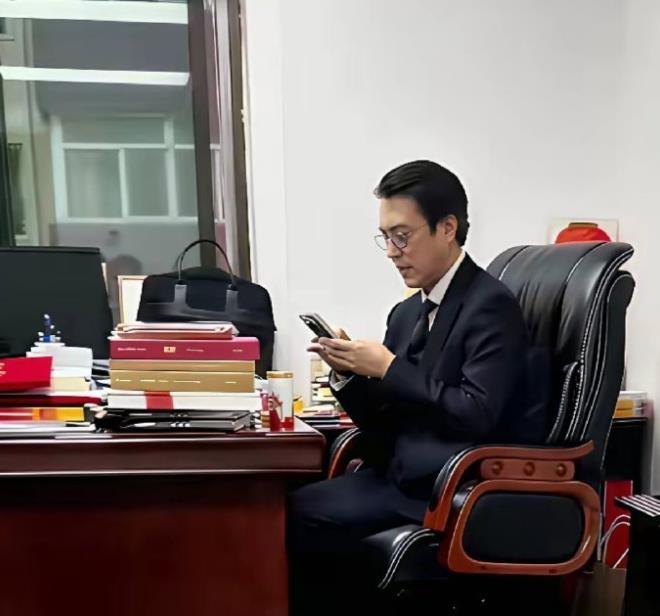 靳东靳团长的办公室曝光这手提包，标志性的茶杯，体制内的味道实在太足啦靳东现在