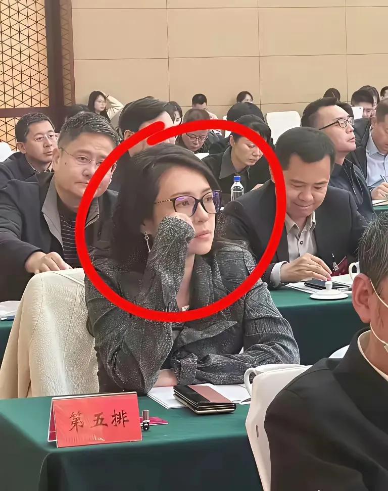 会议上美女这个名字，有点特别呀。复姓是第五，名叫排，这个名字不知道是不是这样