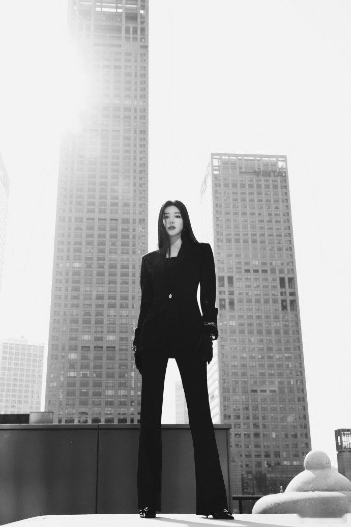 王鹤润飒姐是一种氛围王鹤润微博视界大会造型太惊艳了！长直发allblack