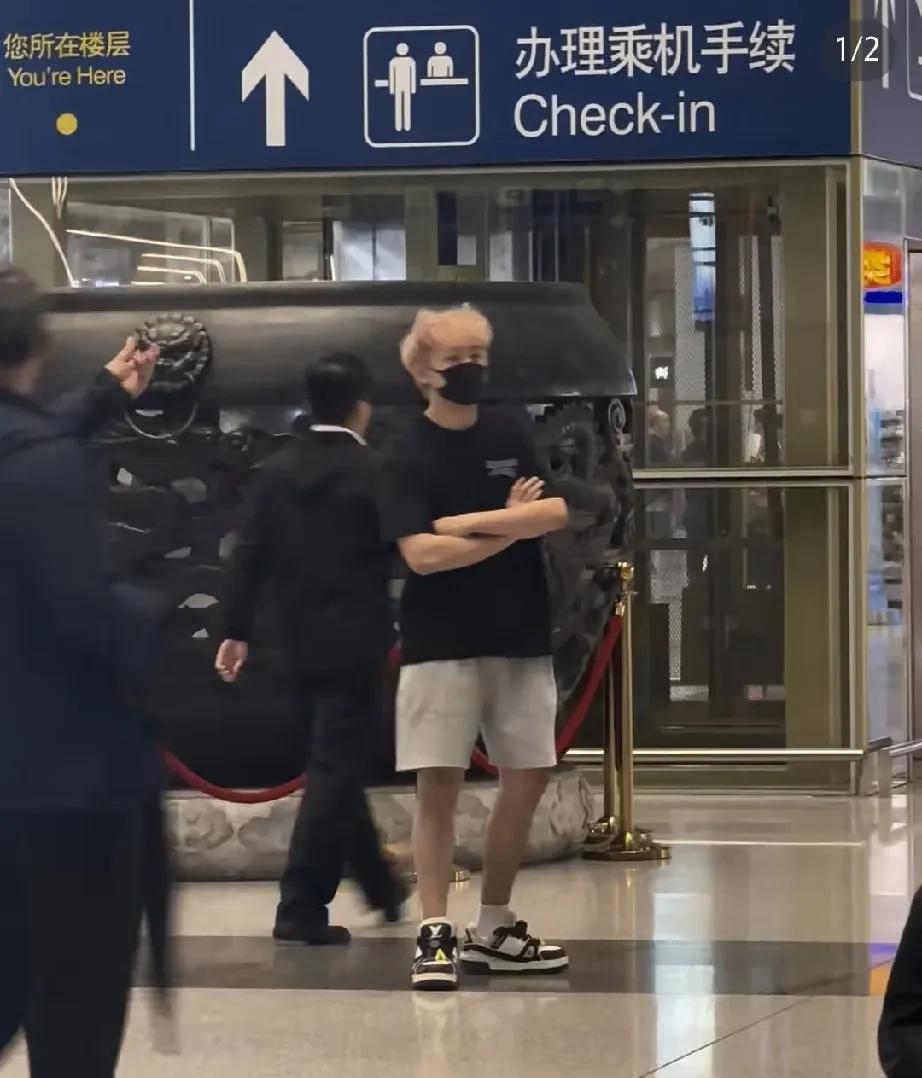 王晨策早早的来机场接楚钦了，今天国乒从日本回北京，王晨策早早的就在机场等候了，