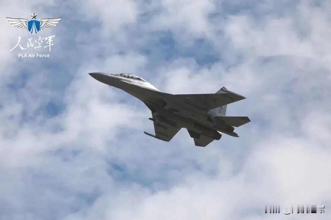 东部战区空军某部“打响”一场跨昼夜的异型机混合编队实战化训练。体系化联合作战，说