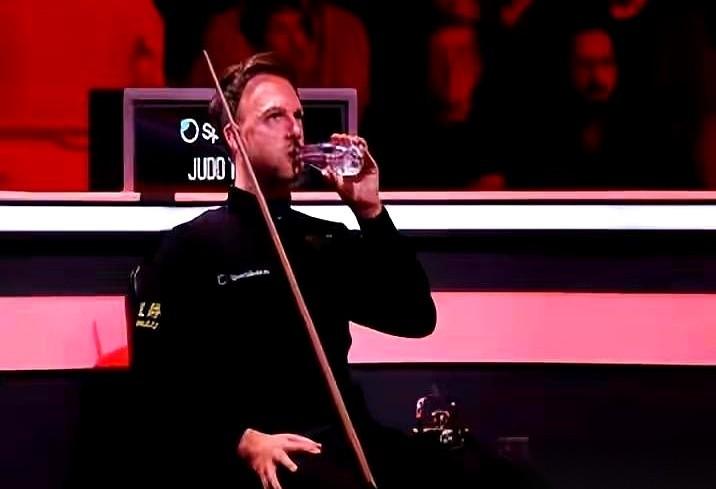 讲个怪事，昨晚特鲁姆普和罗伯逊那场球。比分7比1，特鲁姆普碾压。但他全程一张扑