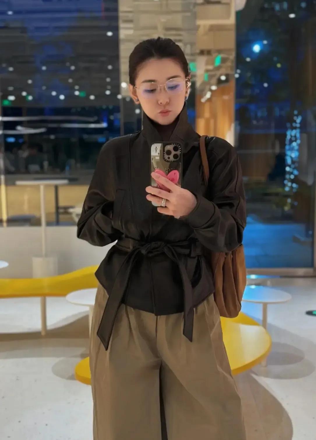 有钱真好！嫁给大连富二代的李小萌，逛街喝咖啡，开的是600万的劳斯莱斯，都是四十