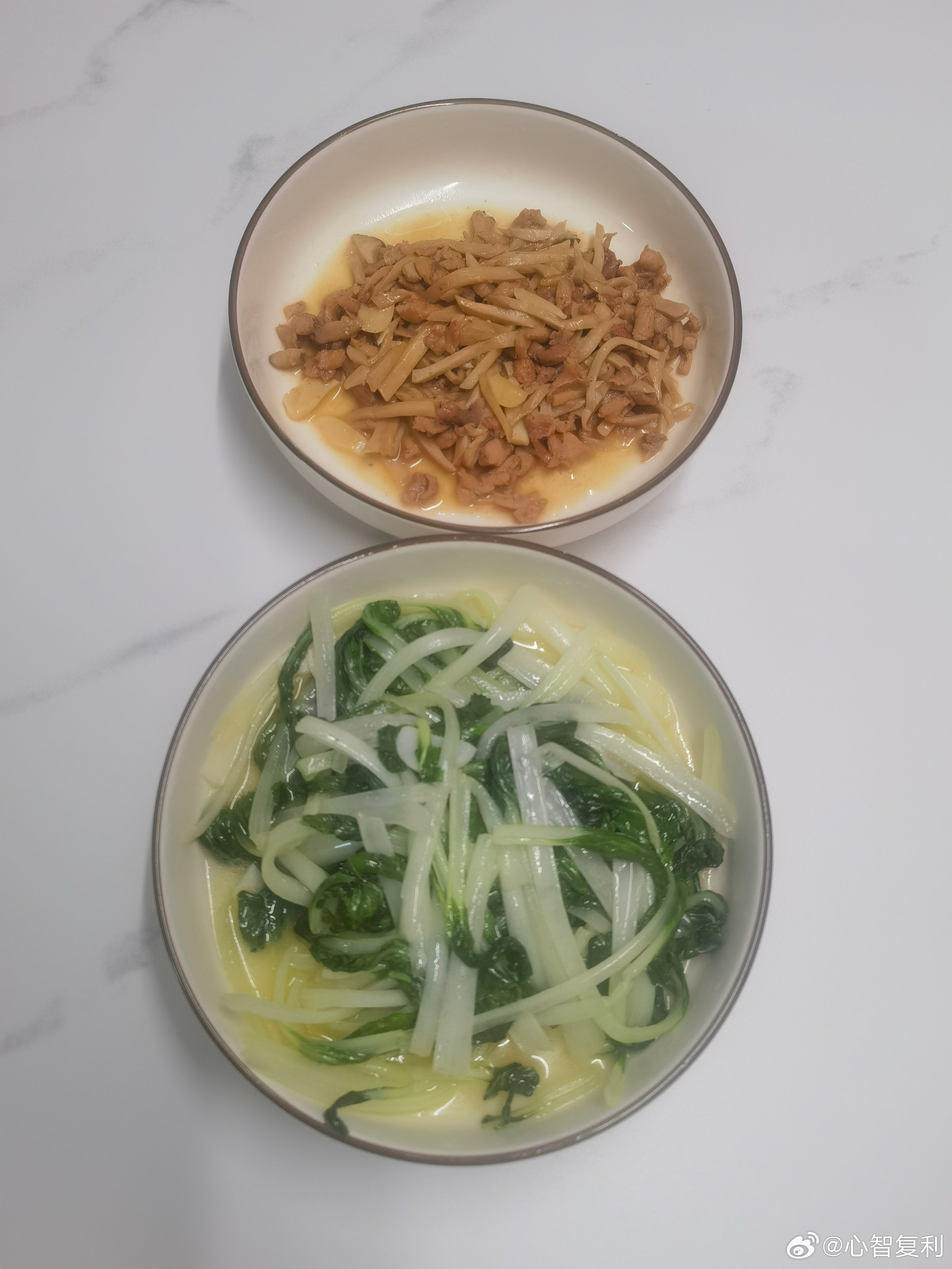 午餐：杏鲍菇炒鸡腿肉+清炒小白菜。打工人，一定要好好吃饭，犒劳自己！