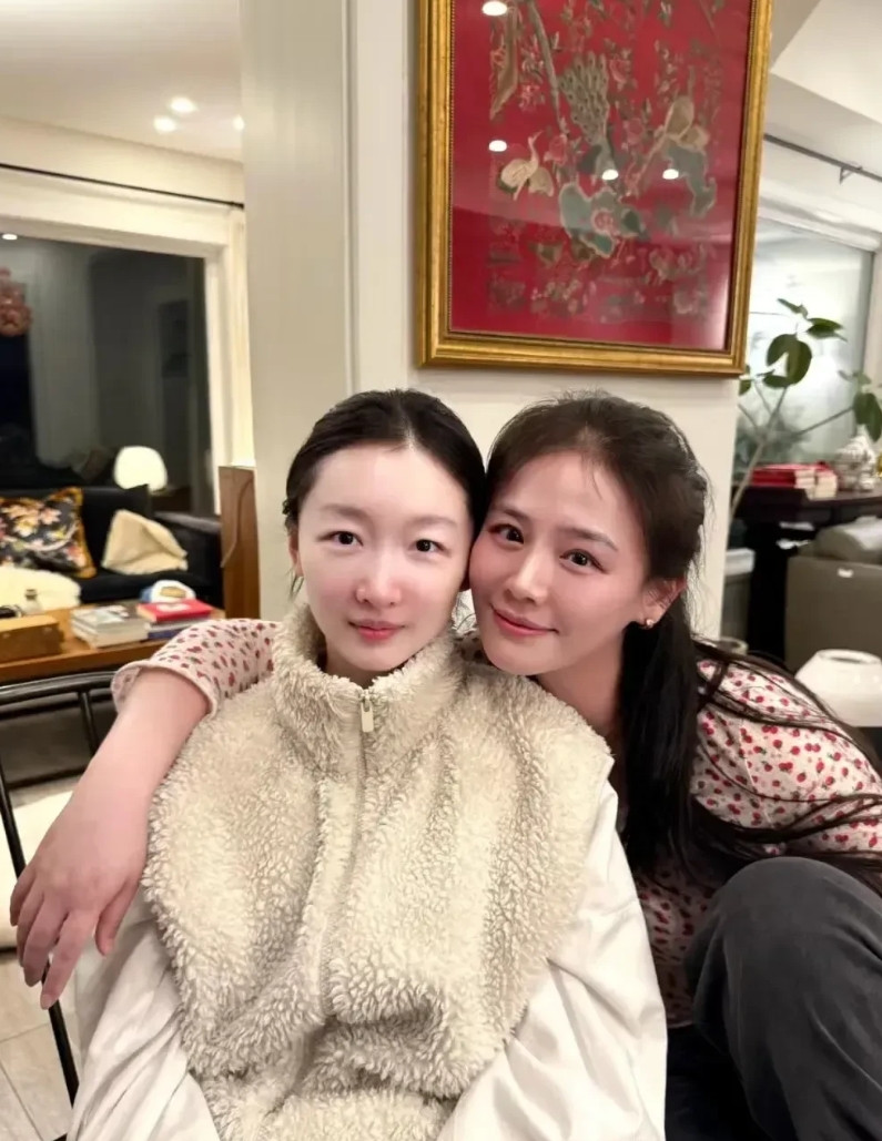 周冬雨旁边这个美女看着好眼熟，就是叫不出名字来。哈哈哈