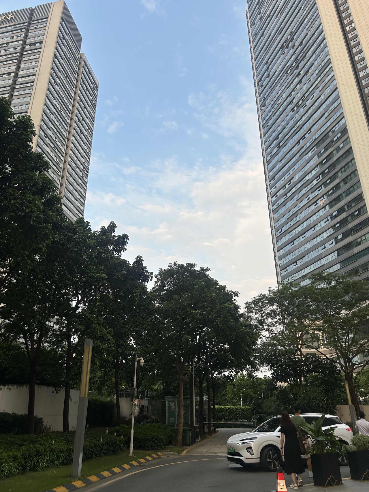 广州停车费贵到怀疑人生，太古汇一个小时20块。还有广州南站的停车场分分秒秒都是钱