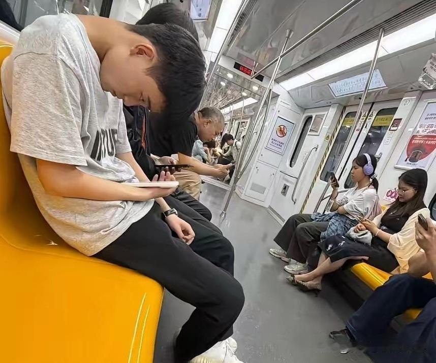 有没有发现，现在坐地铁的时候，一车厢人挤得挨在一起，可全程很安静，所有人都盯这手