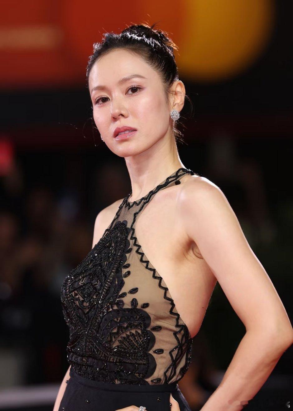 孙艺珍亮相威尼斯电影节主竞赛影片《无可奈何》首映红毯，这也是她首次参加威尼斯电影