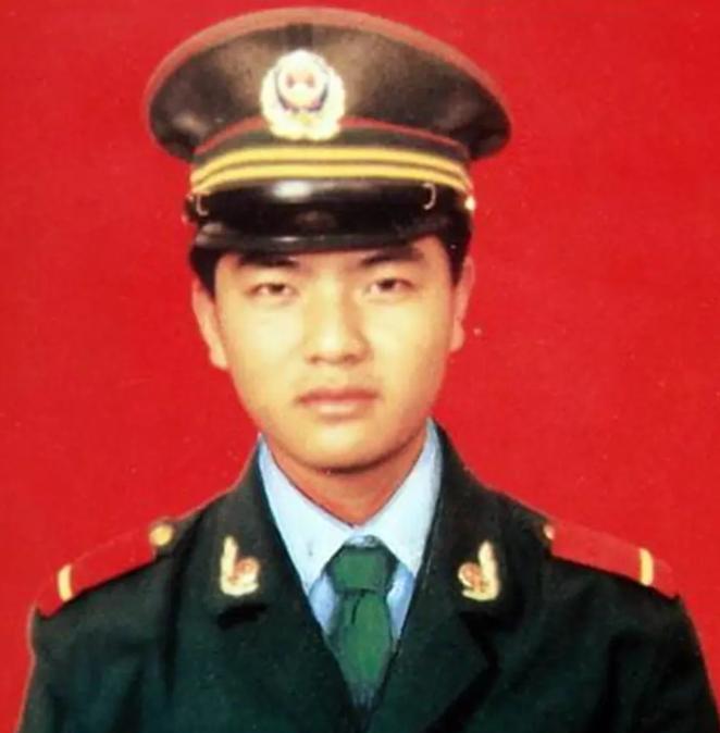1992年，一武警战士独自押送四名不法分子回中队，突然一个歹徒冲上来死死的抱住了