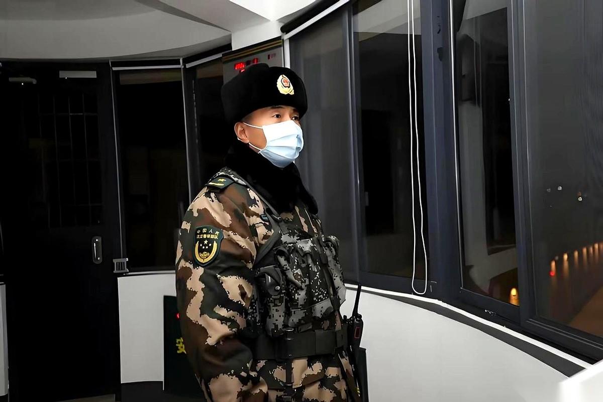 一张退伍老兵珍藏的照片，记录的是他新兵时期，一次半夜被干部“抢”了岗的经历。那