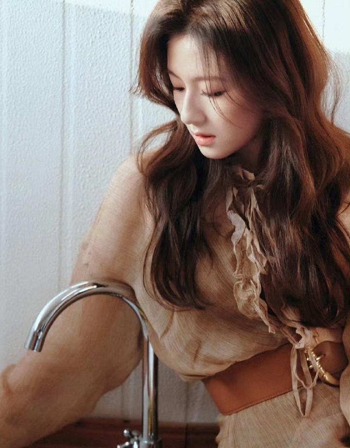 别再披白纱了！今年古装剧的爆款密码，是焦糖色。李兰迪《流水迢迢》路透，裹一身