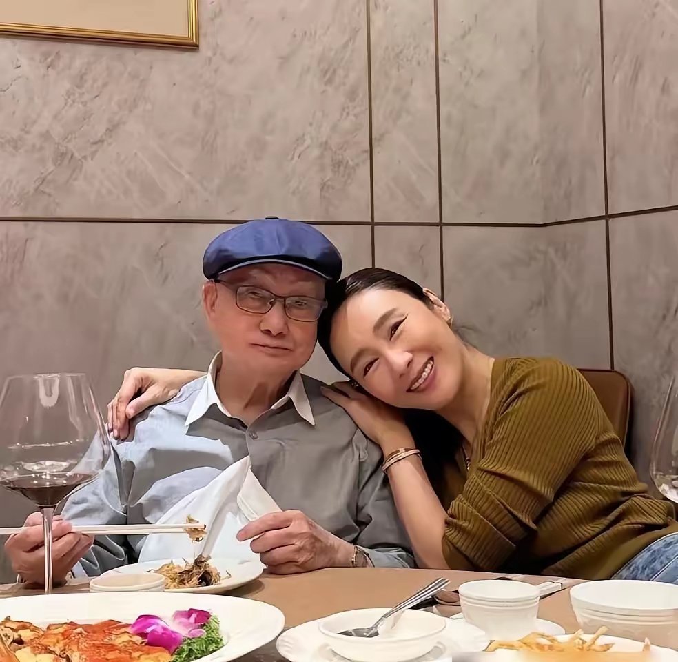 太狠了，52岁的黎姿脸上砸了多少啊