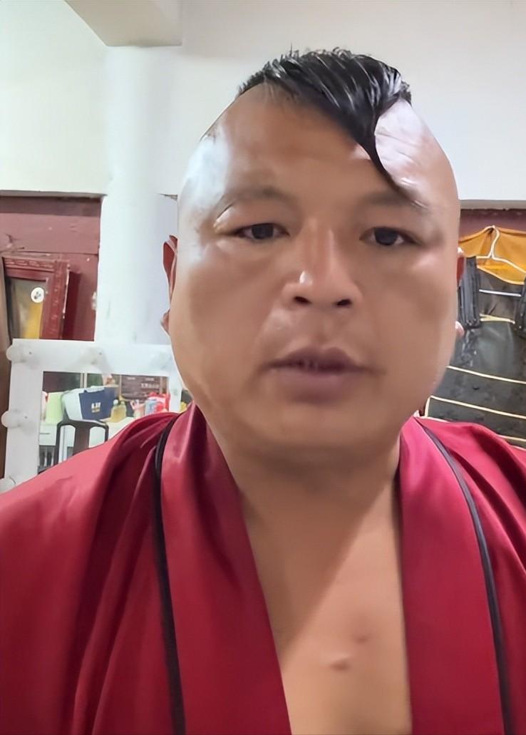 河南“清明上河园”金国将军怒了！ 10月9日，河南开封清明上河园里扮演金国