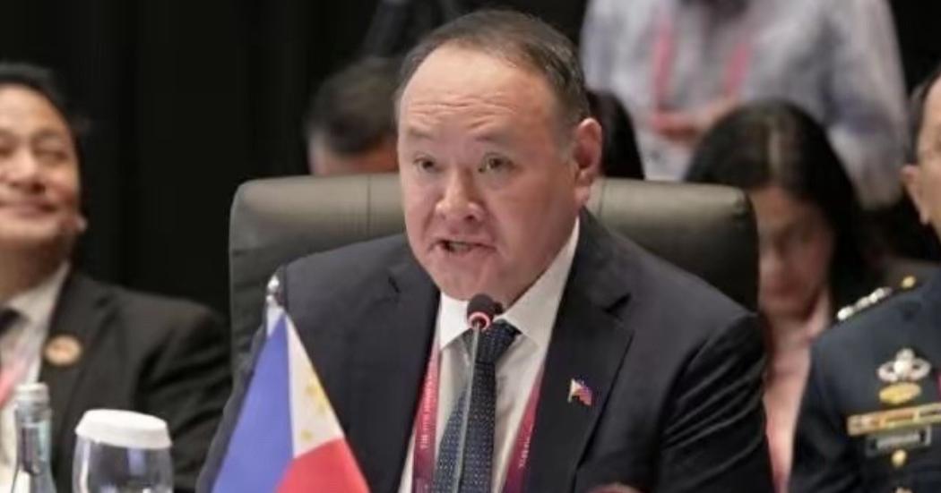 [玫瑰]菲律宾警告中国：“如果中国还在黄岩岛附近驻扎解放军的话，菲律宾就会联合周