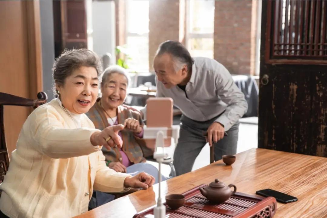 六零后退休的这批老人可能是有史以来最不像老人的老人，因为这一代老人，是现在最幸福