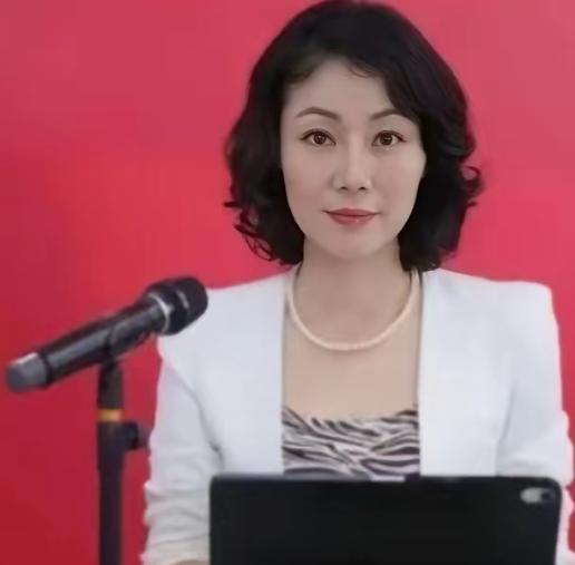 她是中国最贵的女秘书：年薪849万，虽已年近50岁了，还像个少女。这位女秘书就是