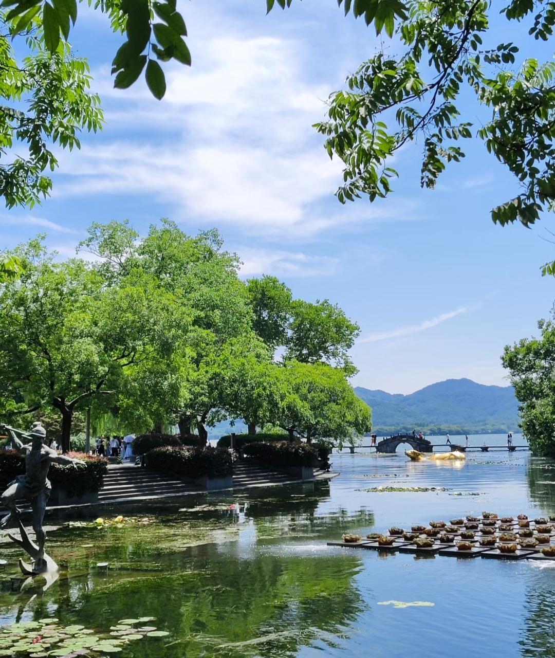 什么东西曾经离谱的贵?现在却非常便宜还没人要了1.固定电话听老一辈的常说，9