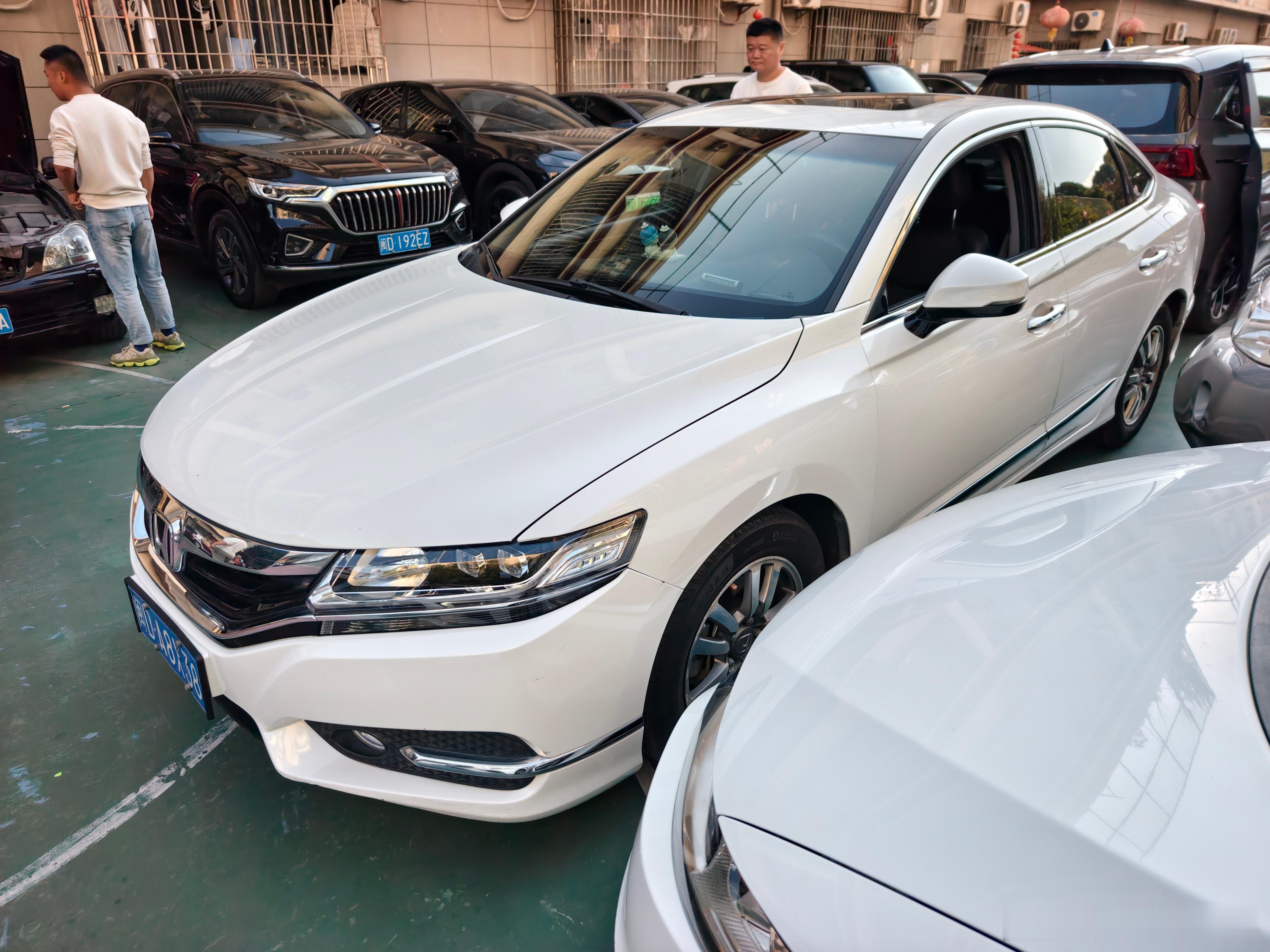 来了台超级新的本田思铂睿，2017年上牌9万公里一手车，长期地库停放加上车主舍得