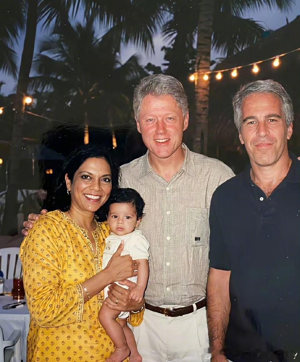 非常诡异的一张照片：夜幕中的萝莉岛，克林顿与一女性怀中抱着一个一岁左右的婴儿，与