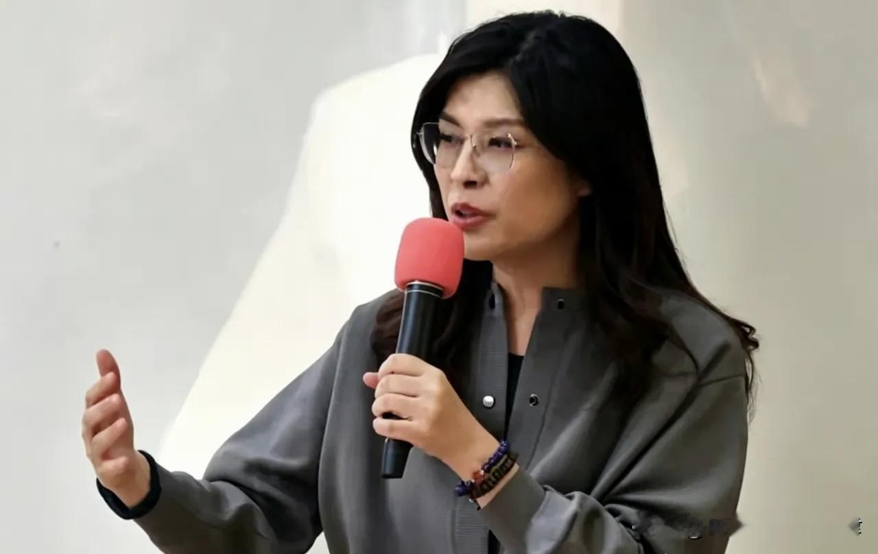 开始变得“不认识”郑丽文了！就在今日（10日），国民党主席郑丽文两度发声！