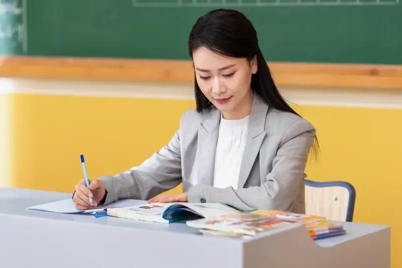 一位中心小学的青年女老师说，她就有点奇怪了，他们学校怎么会是这个样子的呢！比如说