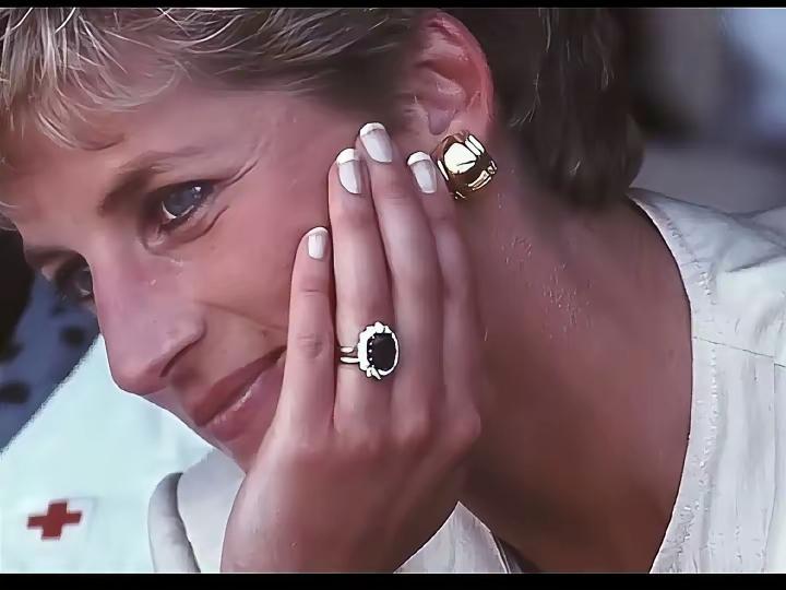 放弃戴安娜，查尔斯一直是后悔的！但，他的骄傲不允许挽回！毕竟当年的两人，那是