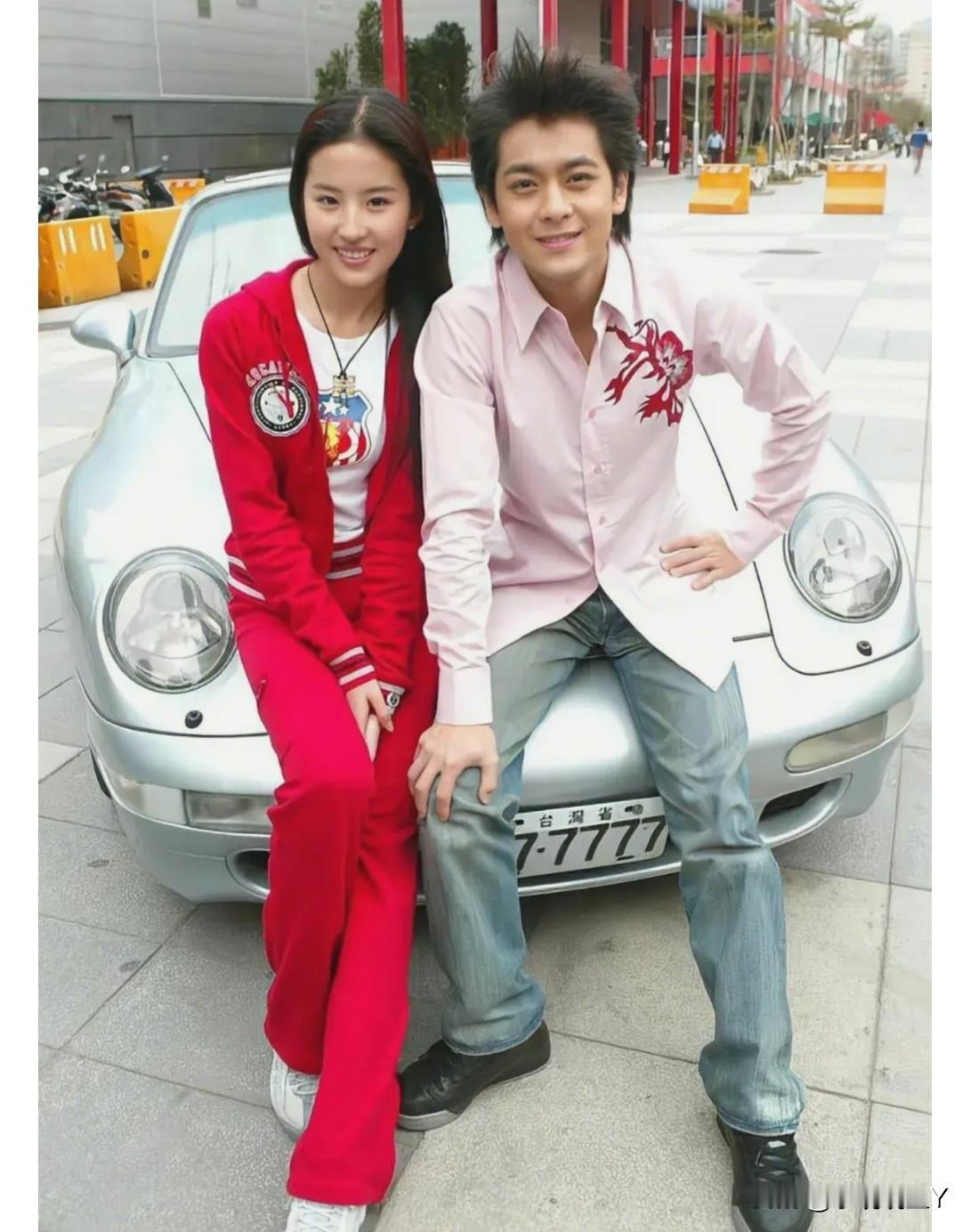 2004年，帅气冲天的林志颖与美若天仙的刘亦菲在台湾参加活动时留下的一张照片，画