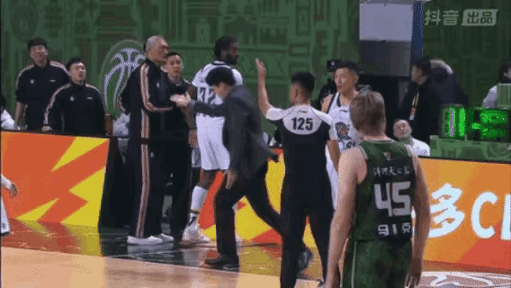 虽然克里斯经常会因为暴脾气被裁判罚，但昨晚的这个技术犯规吃的太冤枉了，这裁判是不